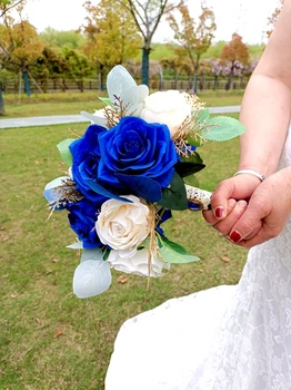 2021 Új Érkezés Whitney Royal Kék Mix Elefántcsont Fehér Rózsa Lépcsőzetes Esküvői Csokrok Arany Levelek Csokor De mariage Bleu et Blanc 5