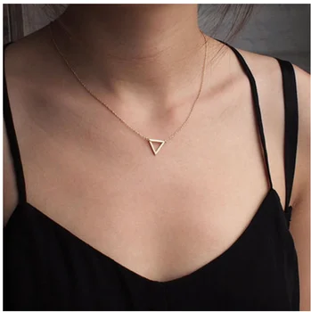 Egyszerű, klasszikus divat Amulett nyaklánc fém háromszög Medál Nyaklánc női ajándék Ékszer Nagykereskedelem